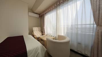Premium bedding, down comforters, minibar, desk