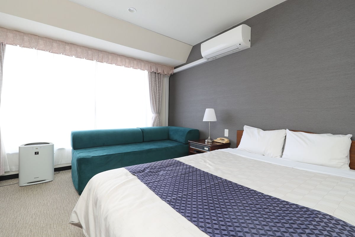 Roupas de cama premium, edredons de pluma, frigobar, escrivaninha