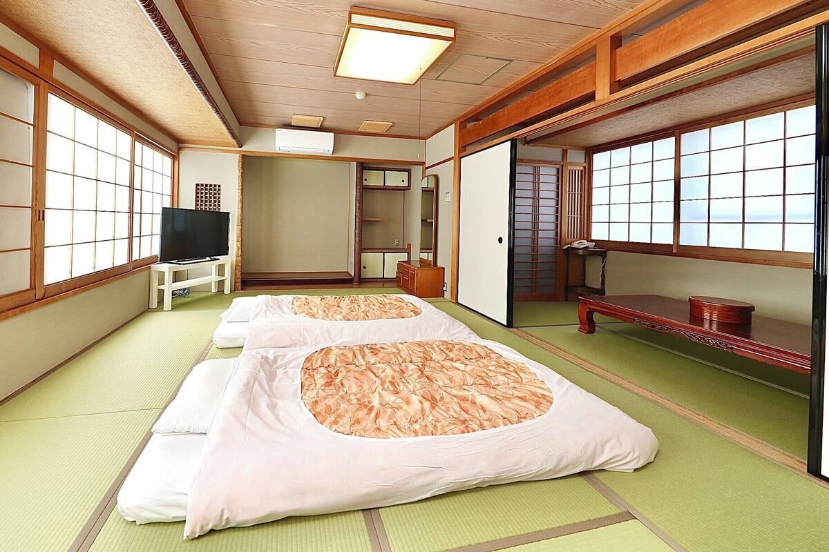 Premium bedding, down comforters, minibar, desk
