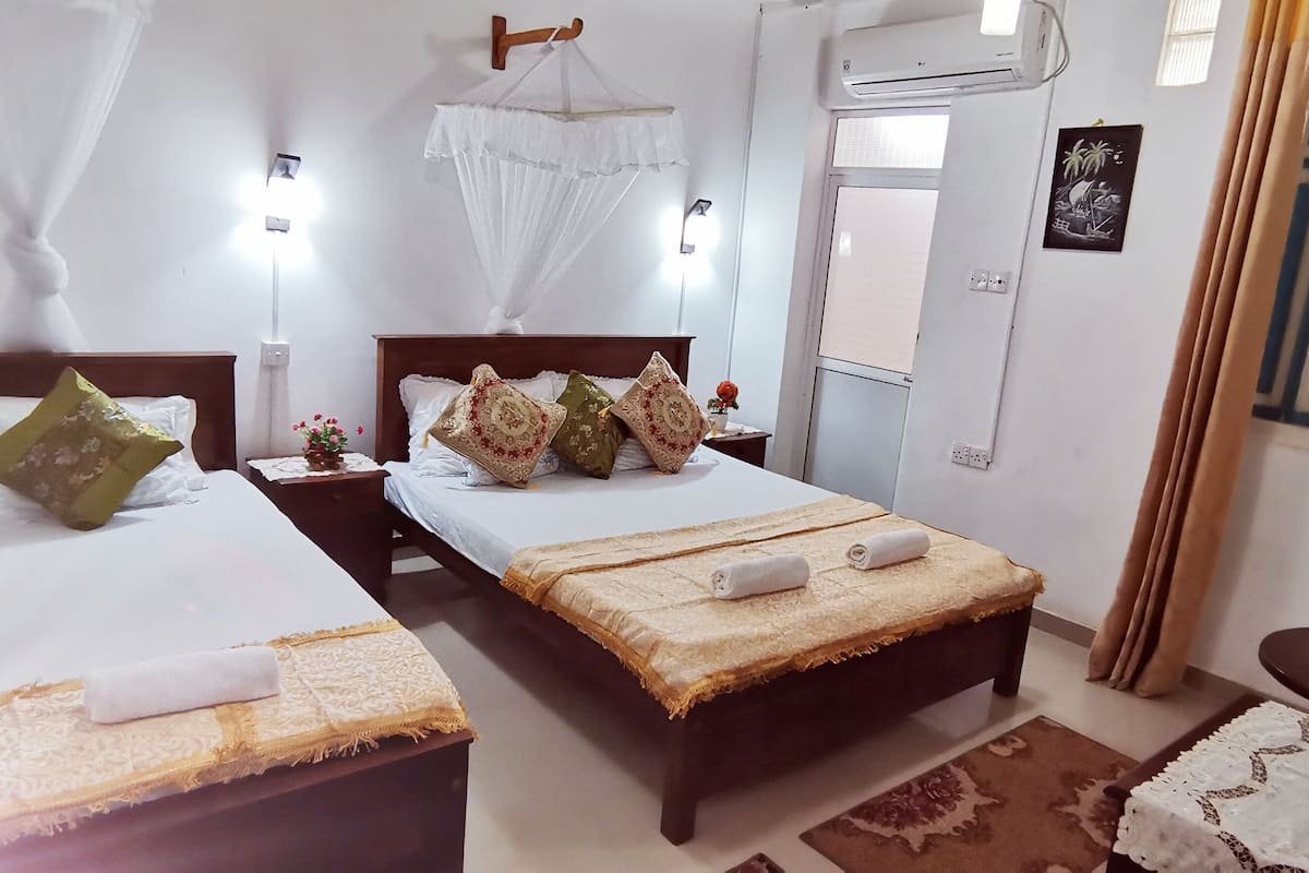 Tripla Basic, 1 camera da letto, bagno in camera, ad angolo | 1 camera, postazione laptop, tende oscuranti, Wi-Fi gratuito