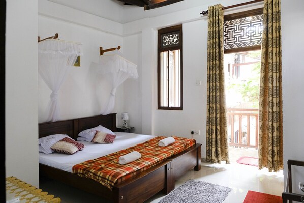 Laptop workspace, blackout curtains, free WiFi, bed sheets