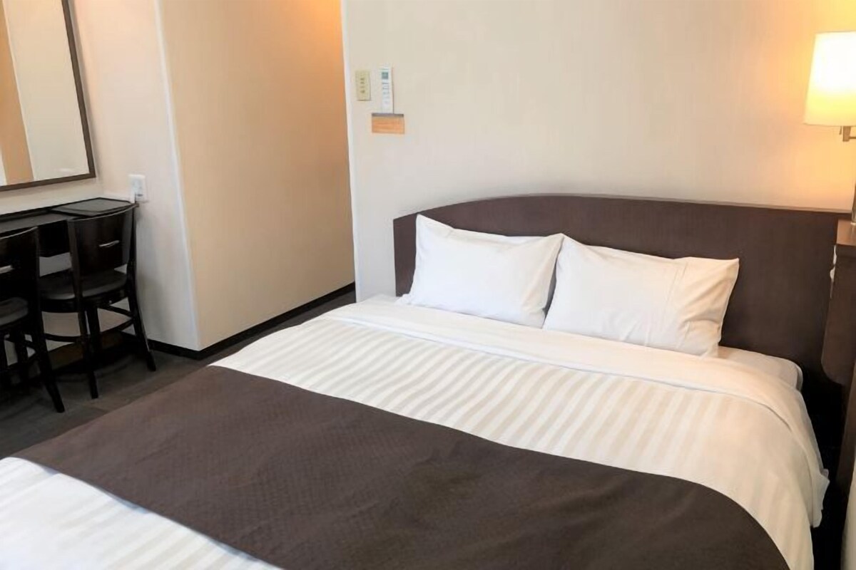 Skrivebord, wi-fi (inkludert) og sengetøy