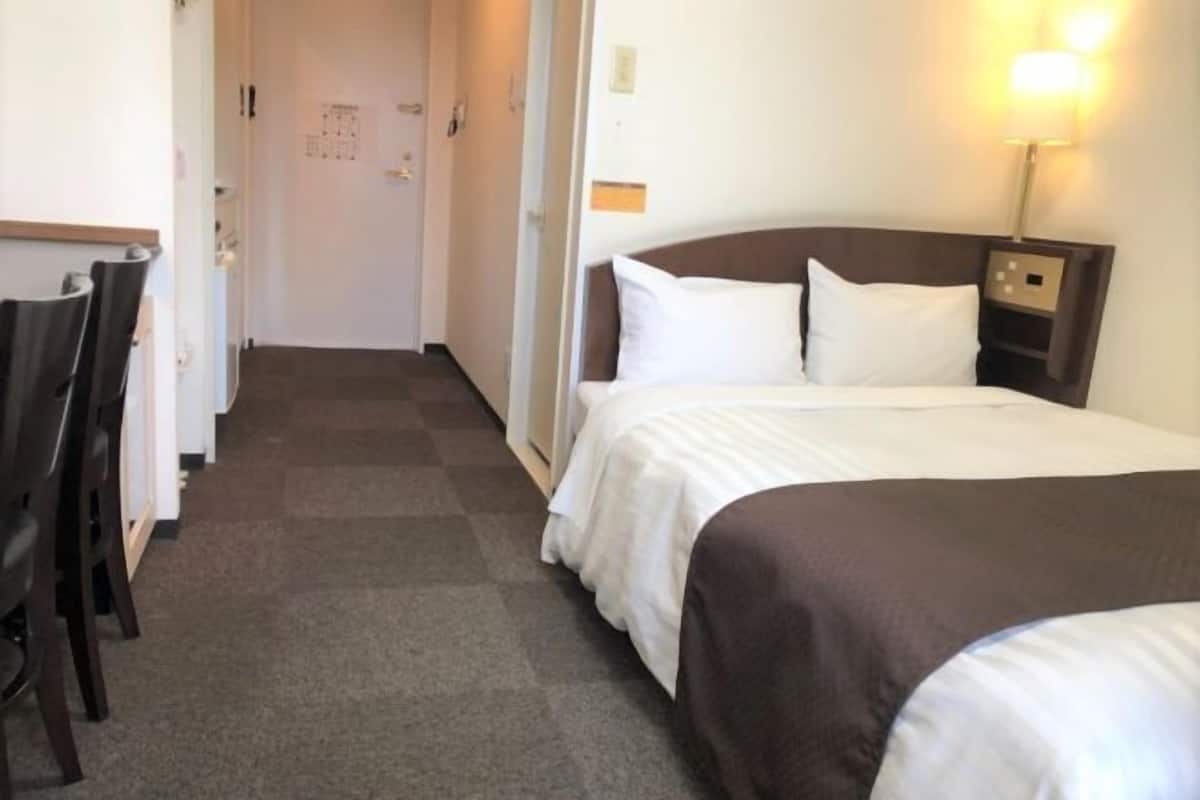 Een bureau, gratis wifi, beddengoed