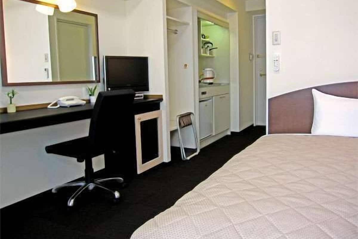 Een bureau, gratis wifi, beddengoed