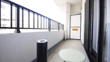 办公桌、免费 WiFi、床单