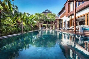 Hồ bơi ngoài trời 