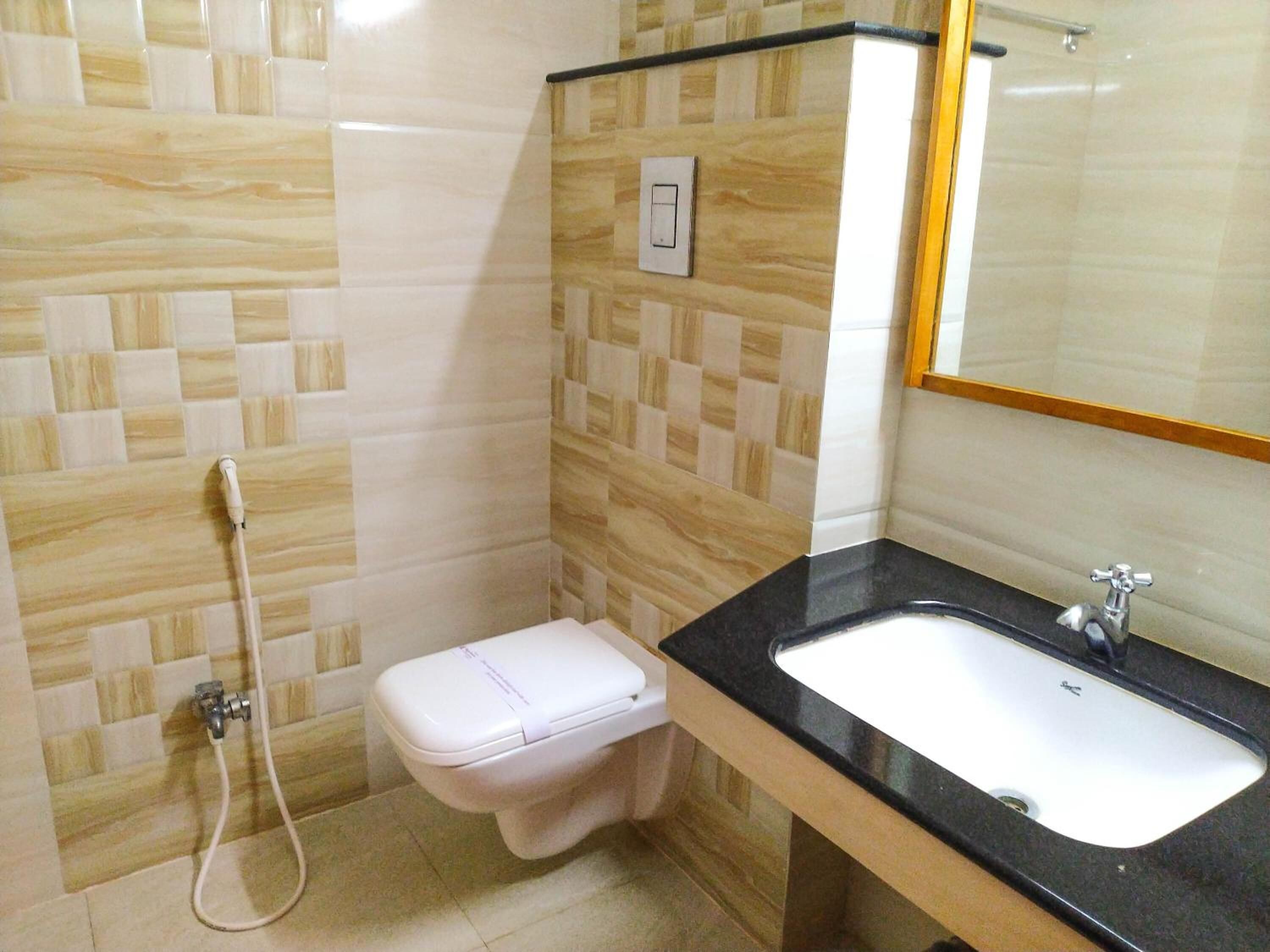 Suite | Bathroom | Shower, rainfall showerhead, free toiletries, towels