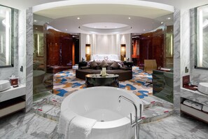 Premium bedding, minibar, in-room safe, desk - Sanya Visun Royal Yacht Hotel (Sanya)