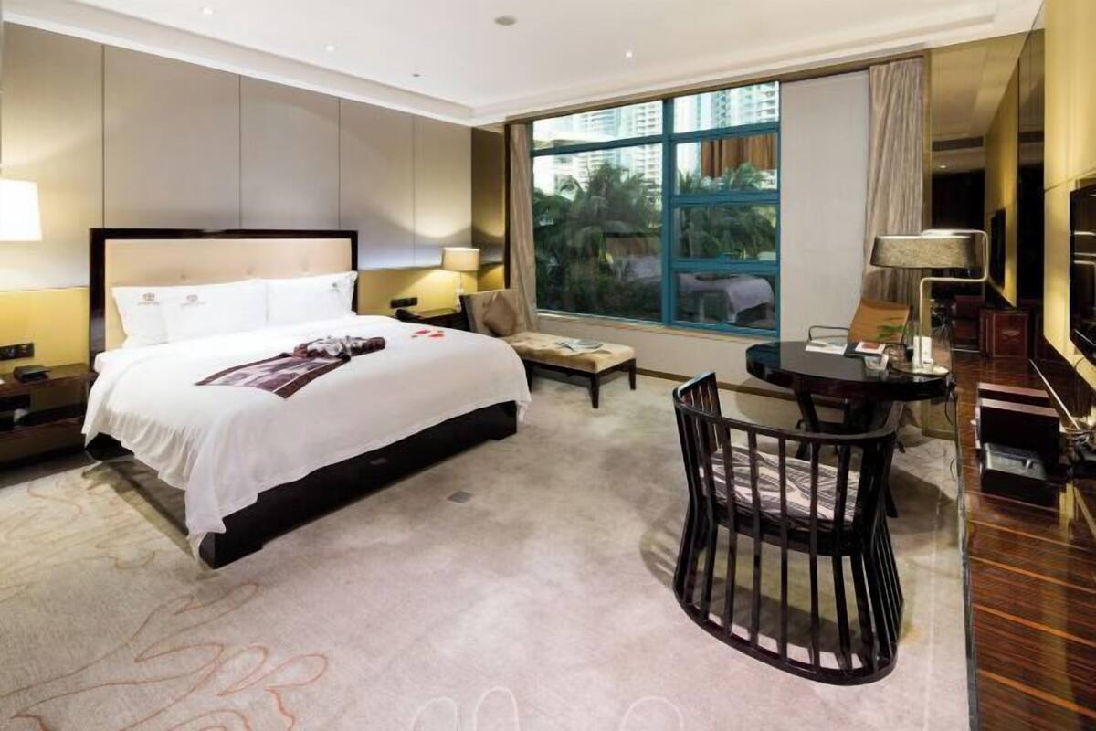 Premium bedding, minibar, in-room safe, desk