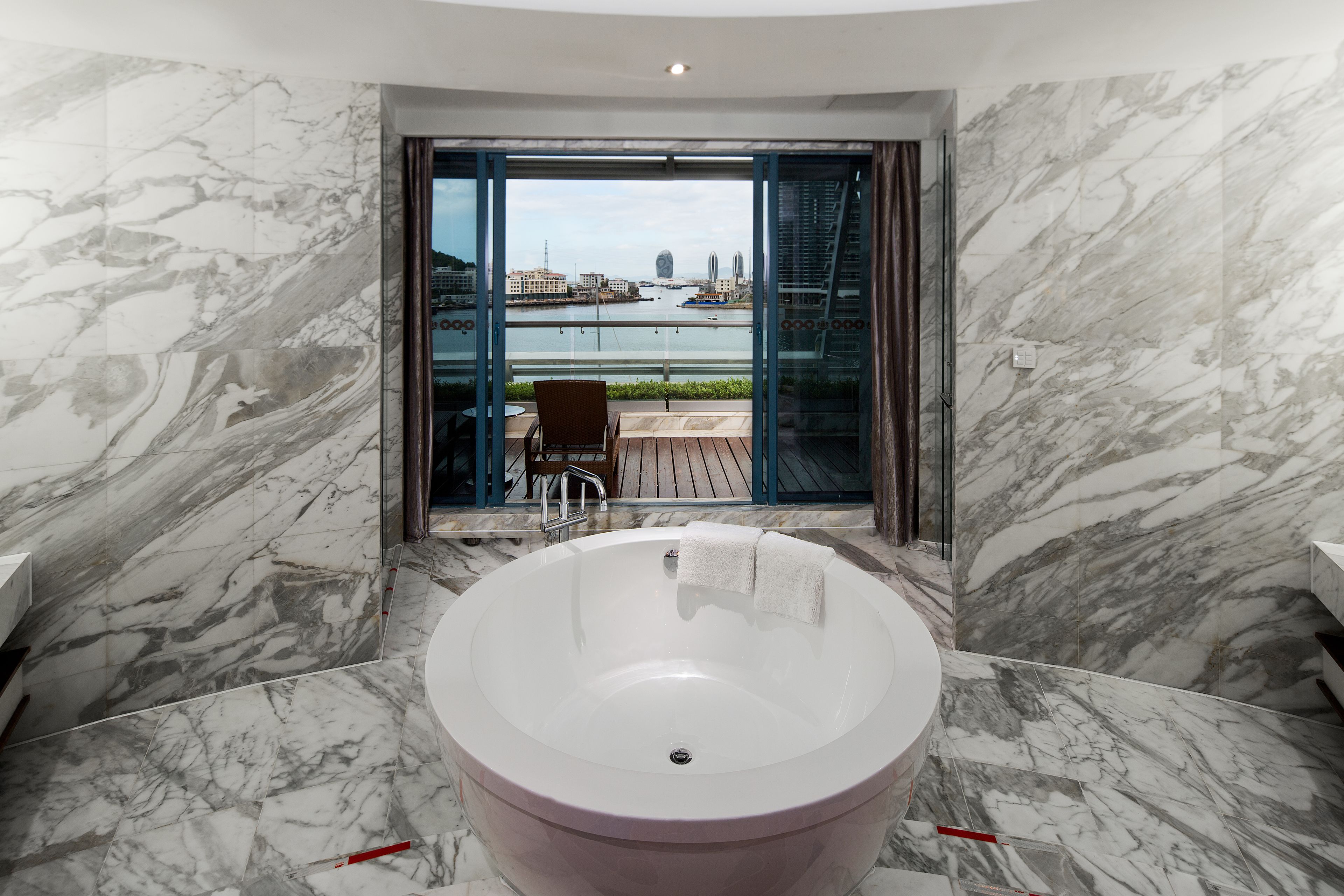 Amenidades de baño gratuitas, secadora de cabello, batas, pantuflas 