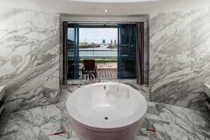 Amenidades de baño gratuitas, secadora de cabello, batas, pantuflas 