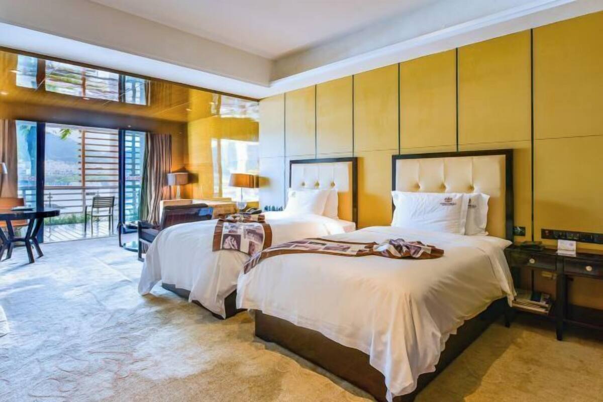 Premium bedding, minibar, in-room safe, desk