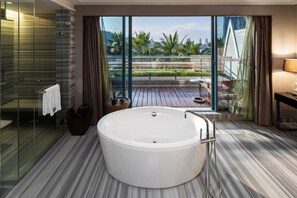 Rom – panorama | Baderomsfasiliteter | Toalettartikler (inkludert), hårføner, badekåper og tøfler