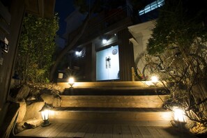 Property entrance - Jeong House (Seoul)