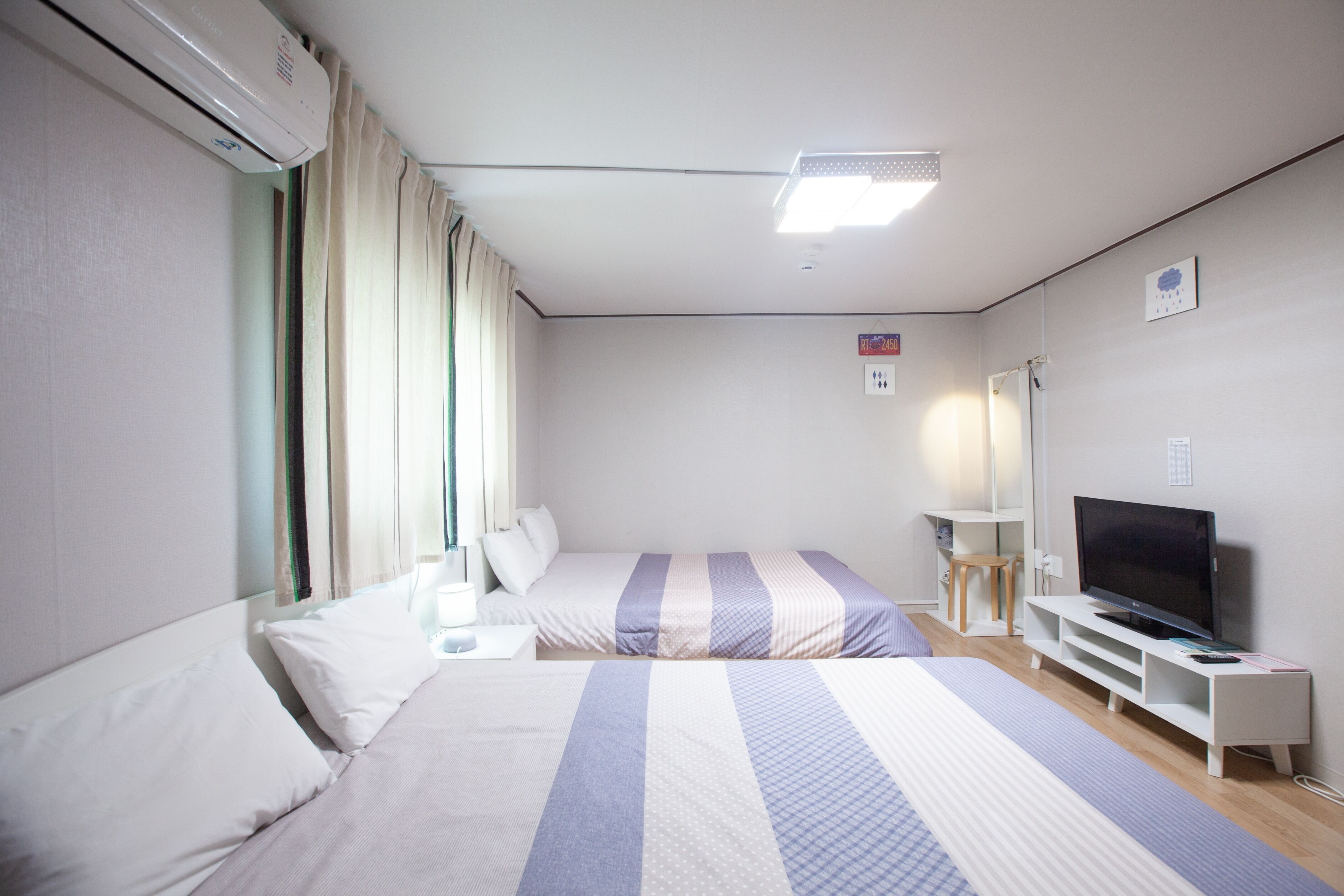 Quarto quádruplo família, banheiro compartilhado | Quartos à prova de som, ferros/tábuas de passar roupa, Wi-Fi de cortesia