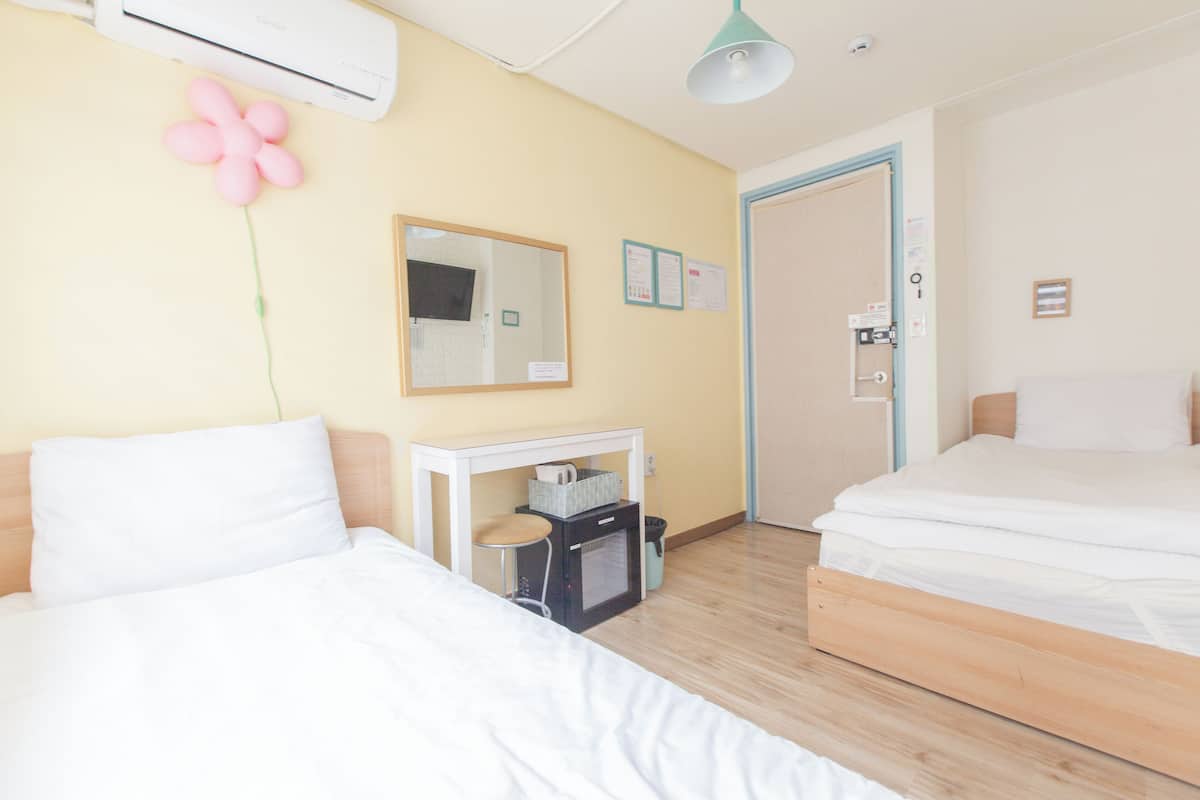 Twin Room, External Private Bathroom [Must notify check-in time to Hotel] | デスク、ノートパソコン用作業スペース、防音設備、アイロン / アイロン台