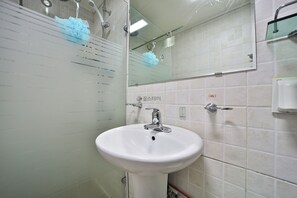 Free toiletries, hair dryer, slippers, bidet - Hongdae Style Guesthouse (Seoul)
