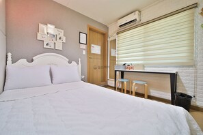 Standard Double Room, Private Bathroom [Must notify check-in time to Hotel] | デスク、ノートパソコン用作業スペース、防音設備、アイロン / アイロン台