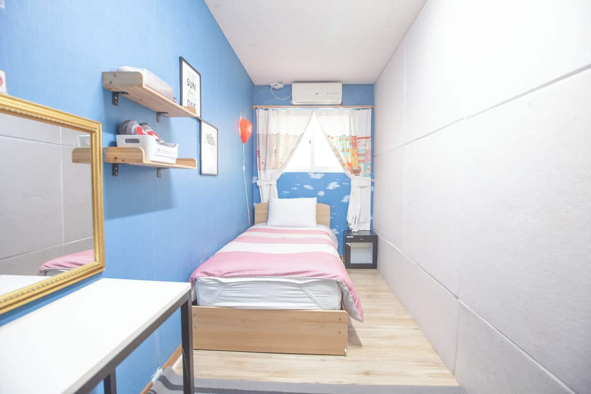 Standard Single Room, 1 Twin Bed, Shared Bathroom [Must notify check-in time to Hotel] | デスク、ノートパソコン用作業スペース、防音設備、アイロン / アイロン台