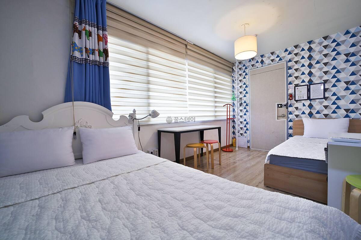 Panoramic Triple Room, 1 Bedroom, Shared Bathroom, Garden View [Must notify check-in time to Hotel] | デスク、ノートパソコン用作業スペース、防音設備、アイロン / アイロン台