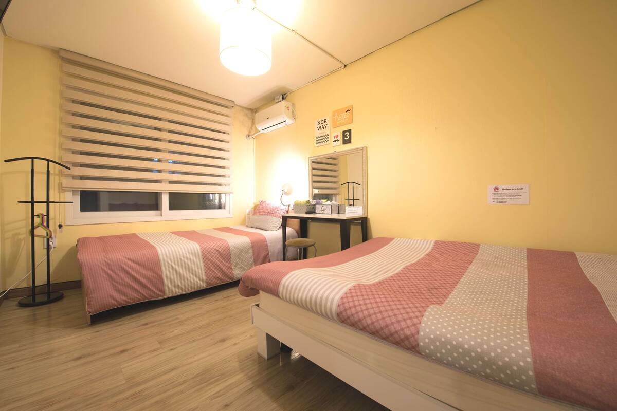Luxury Triple Room, Private Bathroom [Must notify check-in time to Hotel] | デスク、ノートパソコン用作業スペース、防音設備、アイロン / アイロン台