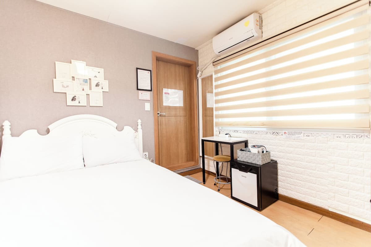 Standard Double Room, Private Bathroom [Must notify check-in time to Hotel] | デスク、ノートパソコン用作業スペース、防音設備、アイロン / アイロン台