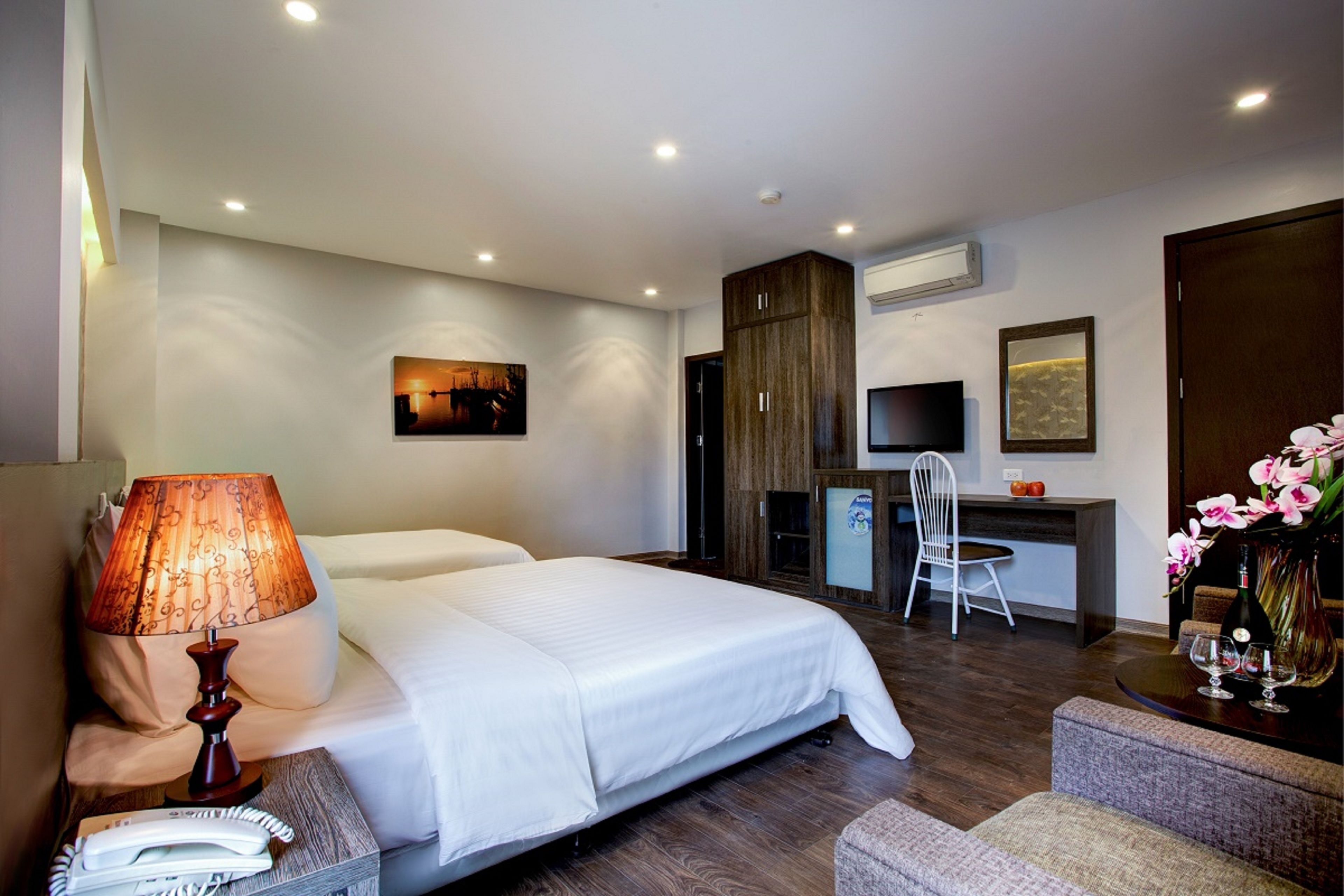 family room | 1 bedroom, premium bedding, pillow-top beds, minibar