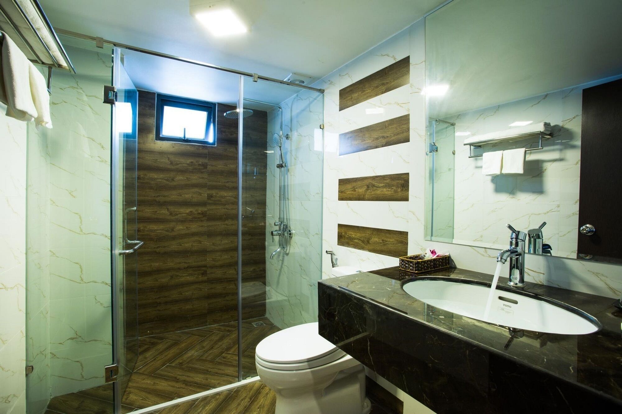 family room | bathroom | combined shower/bathtub, hydromassage showerhead, designer toiletries