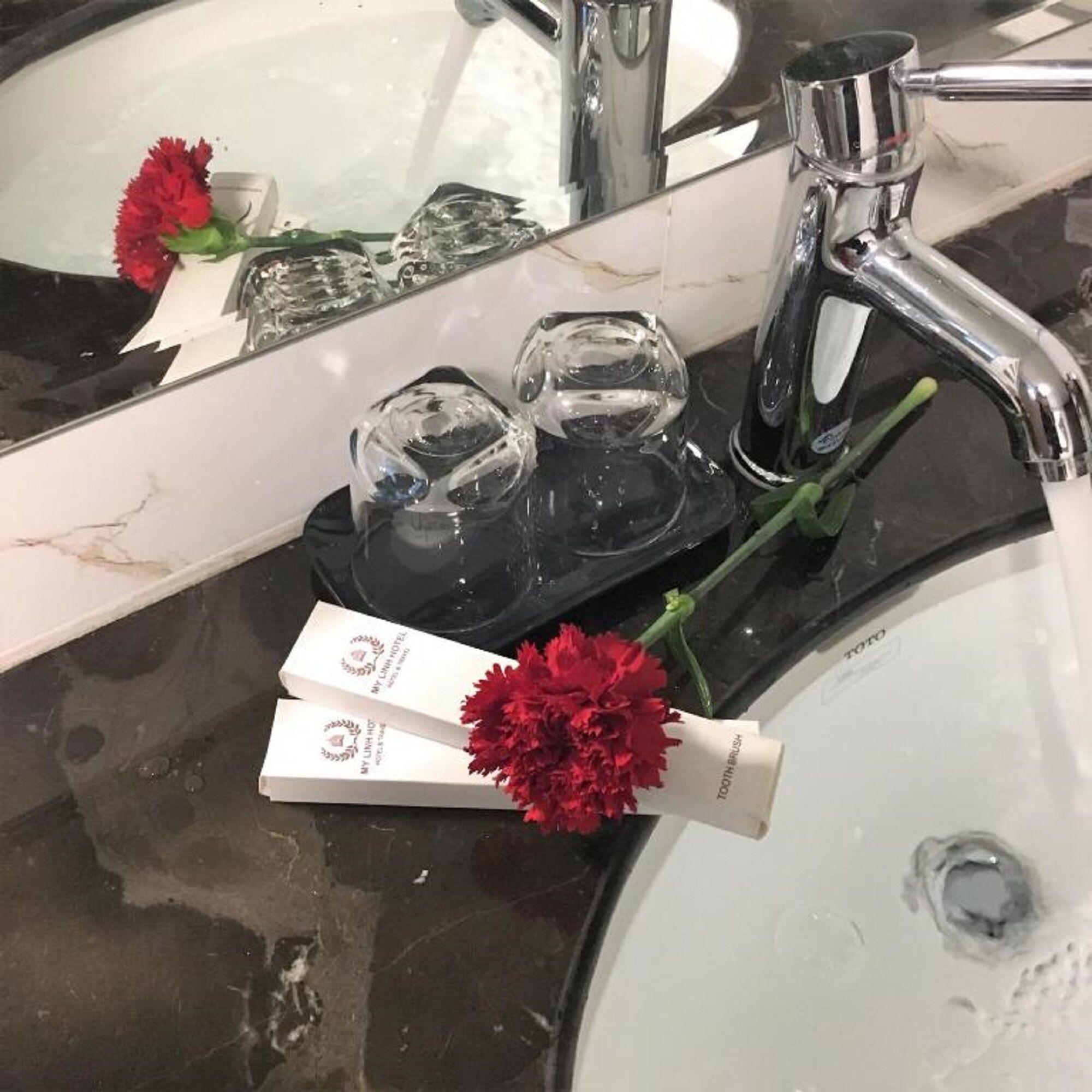 combined shower/bathtub, hydromassage showerhead, designer toiletries