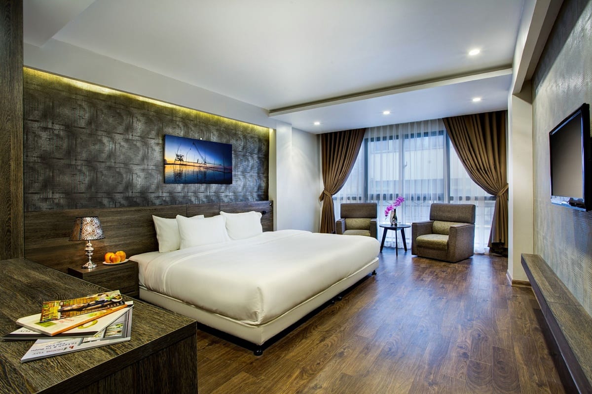 Deluxe Suite | 1 bedroom, premium bedding, pillow-top beds, minibar