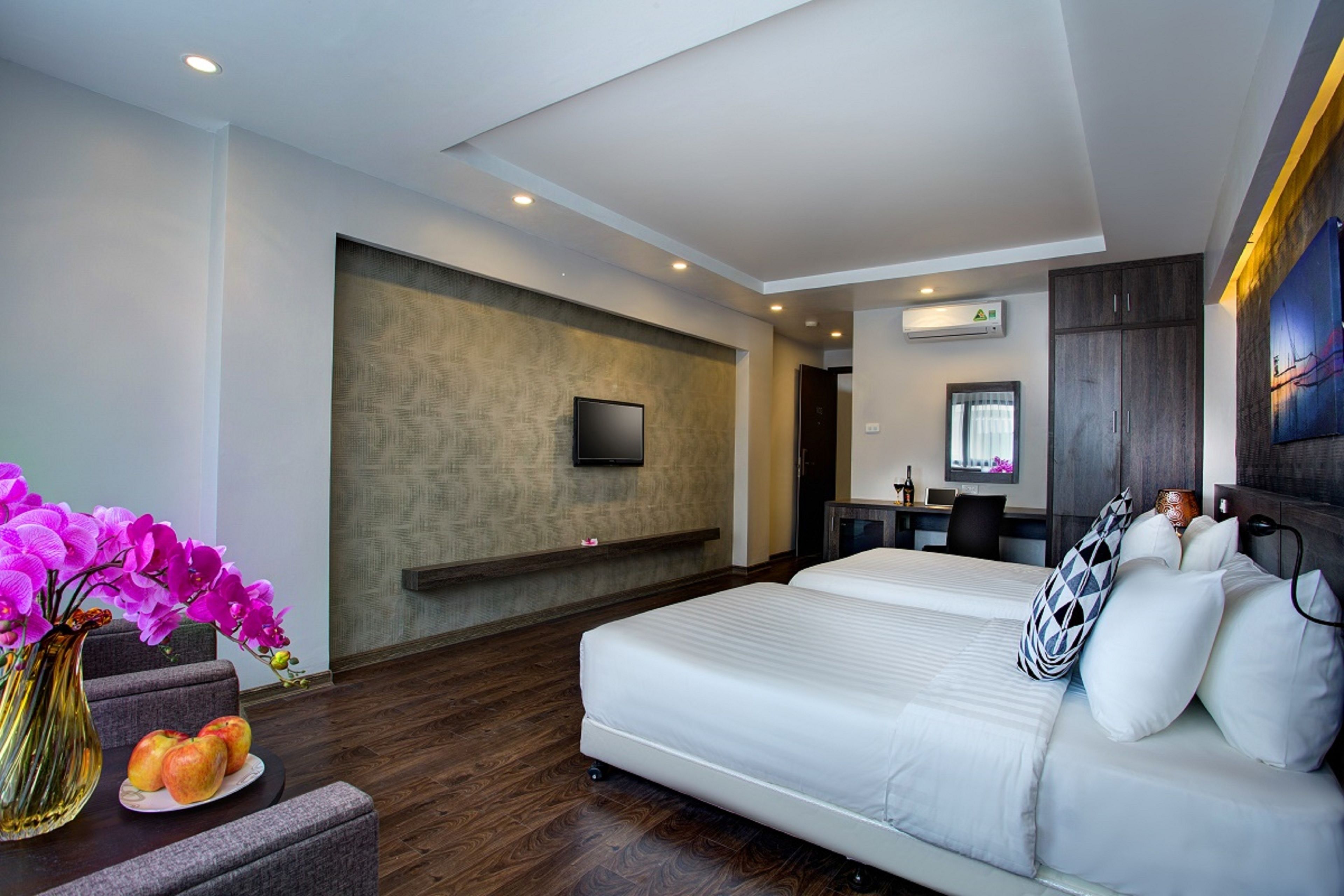 deluxe suite | 1 bedroom, premium bedding, pillow-top beds, minibar