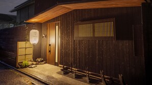 A modern building with a wooden exterior, a sliding door, and a lantern. - Kiraku Kyoto Higashiyama (Kyoto)