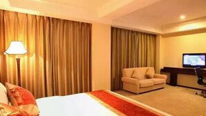 Frigobar, cofres nos quartos, escrivaninha, cortinas blackout