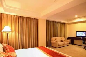 Minibar, caja fuerte, escritorio y cortinas opacas