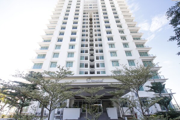 A tall, white building with a sign reading "Diamond." - Imperial Suites Miri (Miri)