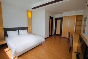 Basic Studio, 1 King Bed, Partial Ocean View - Imperial Suites Miri (Miri)