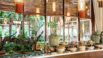 2 nhà hàng, phục vụ bữa sáng, bữa trưa, món địa phương và quốc tế