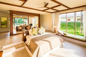 Minibar, pengeskab på værelset, skrivebord, mørklægningsgardiner