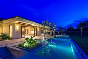 2 hồ bơi ngoài trời, dù/ô trên bãi biển/hồ bơi 