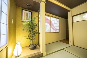 2 camere, una scrivania, tende oscuranti, Wi-Fi gratuito