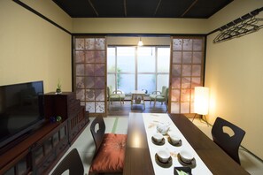 Residenza Tradizionale, non fumatori | 2 camere, una scrivania, tende oscuranti, Wi-Fi gratuito