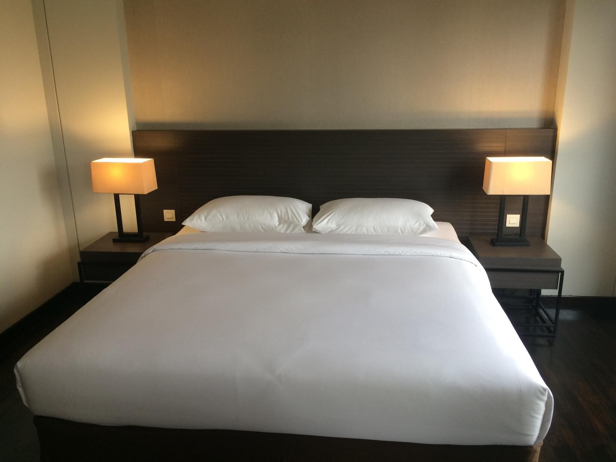 高档床上用品、客房内保险箱、办公桌、免费 WiFi