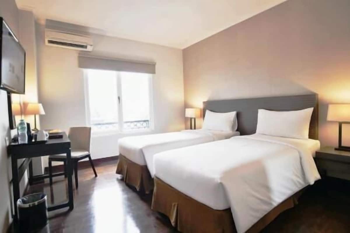 Ropa de cama de alta calidad y caja de seguridad en la habitación