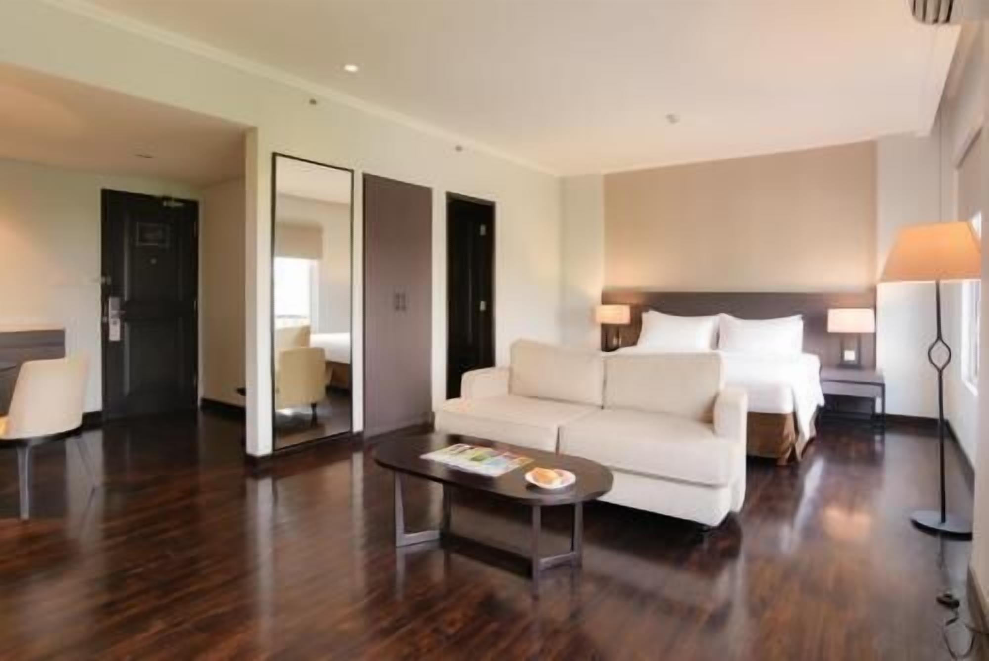 Premium bedding, in-room safe, desk, free WiFi
