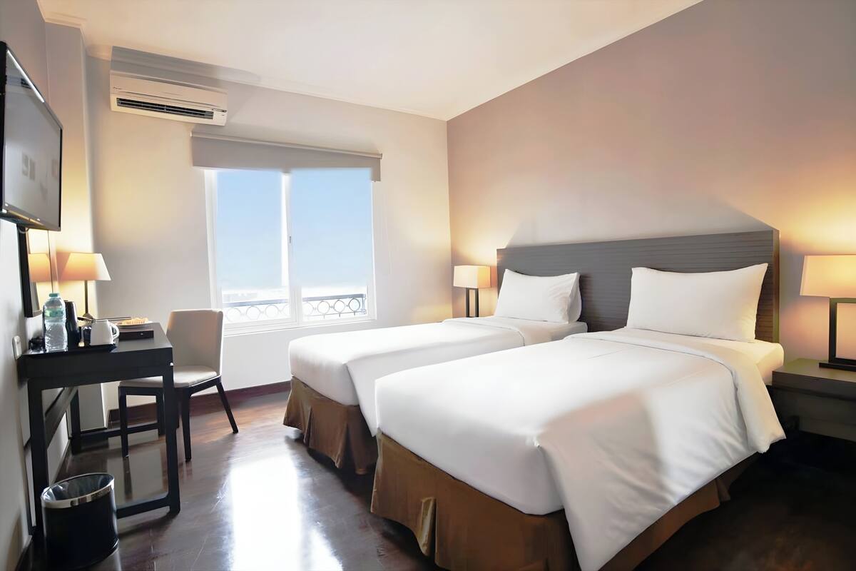 Deluxe Twin kamer, 2 eenpersoonsbedden | Een bureau, verduisterende gordijnen, gratis wifi, beddengoed