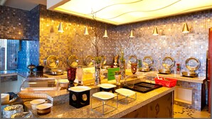 3 nhà hàng; phục vụ bữa sáng, bữa trưa và bữa tối