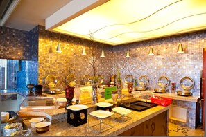 3 restaurantes; se sirven desayunos, almuerzos, cenas y cocina china