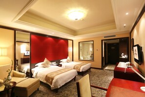 Habitación ejecutiva con 2 camas individuales | Minibar, caja fuerte, escritorio y cortinas opacas