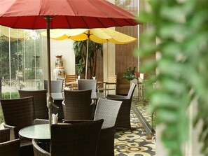 3 restaurants servant le petit déjeuner, le déjeuner et le dîner