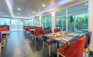 Breakfast and lunch served, Thai cuisine - Anajak Bangkok Hotel (Bangkok)